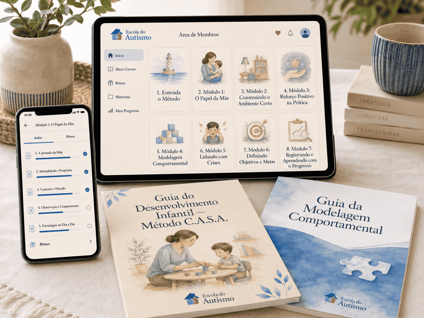 Área de membros do Método C.A.S.A. num tablet e num celular, ao lado do Guia do Desenvolvimento Infantil e do Guia da Modelagem Comportamental impressos